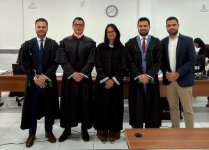 Juíza Gíulia Pires de Brito, entre profissionais do sistema da Justiça que atuaram no Tribunal do Júri